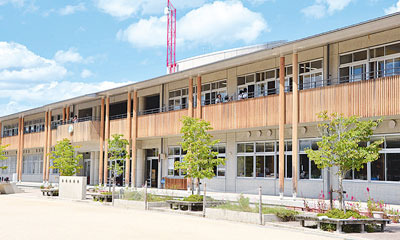 大淀緑ヶ丘小学校（運動場から）の写真